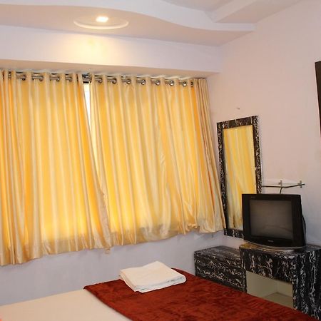 Hotel Kum Kum Adalaj Екстер'єр фото