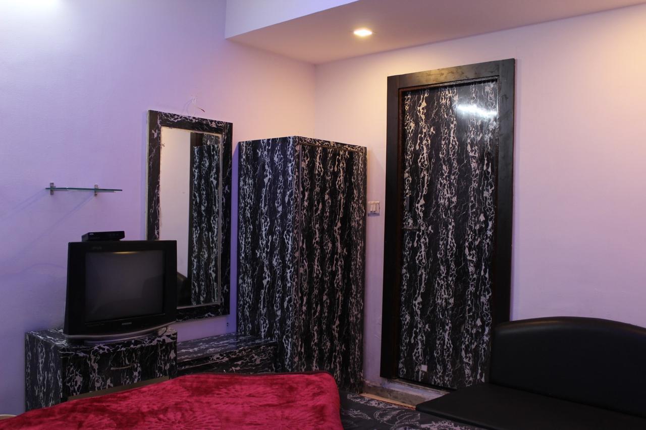 Hotel Kum Kum Adalaj Екстер'єр фото